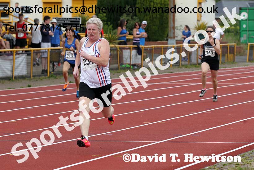 200 metres, North East Masters Champs, Monkton Stadium,  Jarrow. Photo: David T. Hewitson/Sports for All Pics